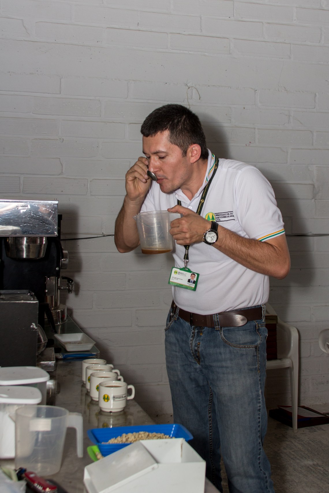 Leon, cupping coffee for the new prueba de taza